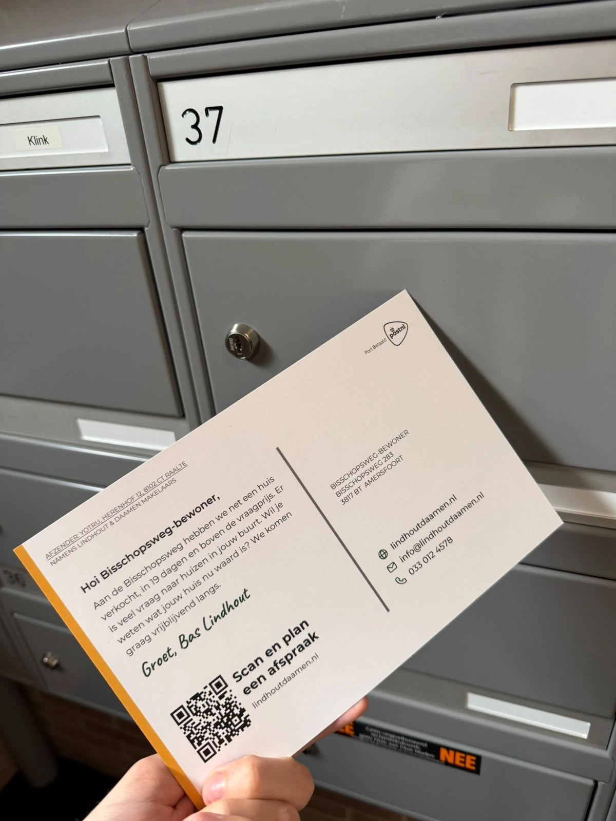 Back of the Lindhout & Daamen postcard with a signed note and a QR code