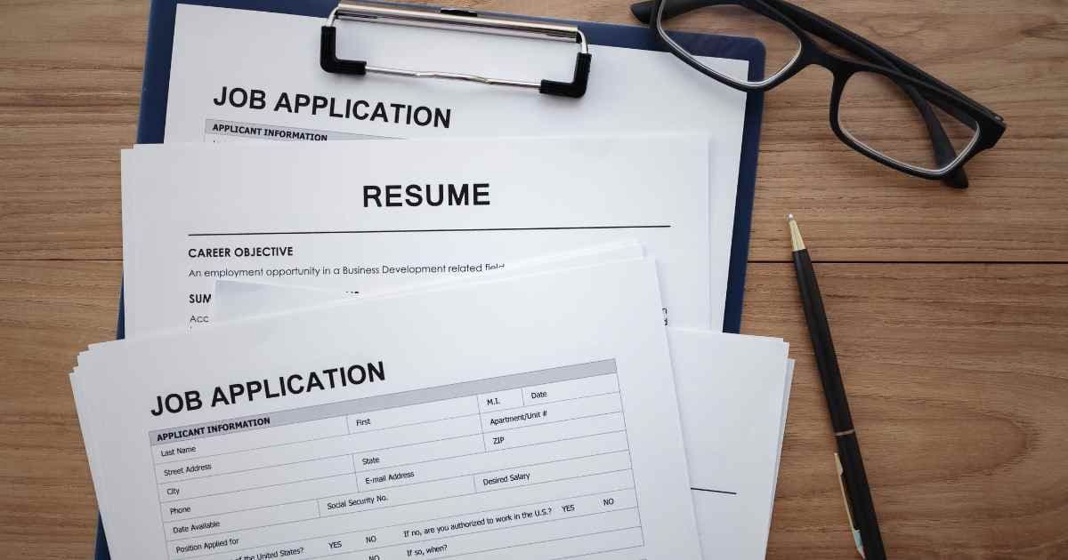 AI Resume Builders vs Traditional Resume Tools