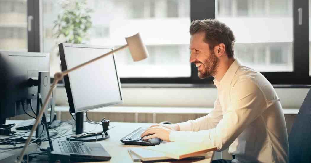 executive-assistant-working-in-front-of-computer